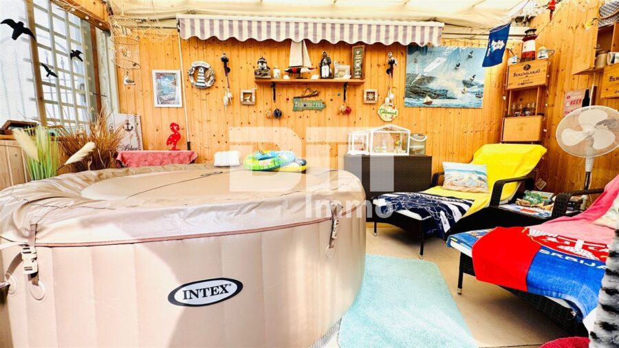 Teilsaniertes Einfamilienhaus mit Anbauten + Nebengebäude auf 1.600 m² Traumgartengrundstück - Gartenhaus 1 / Whirlpool